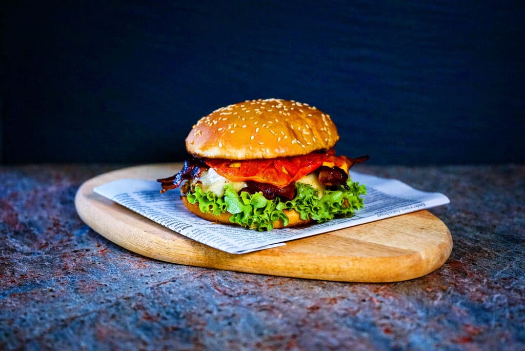 Selbstgemachter Burger vom Grill 