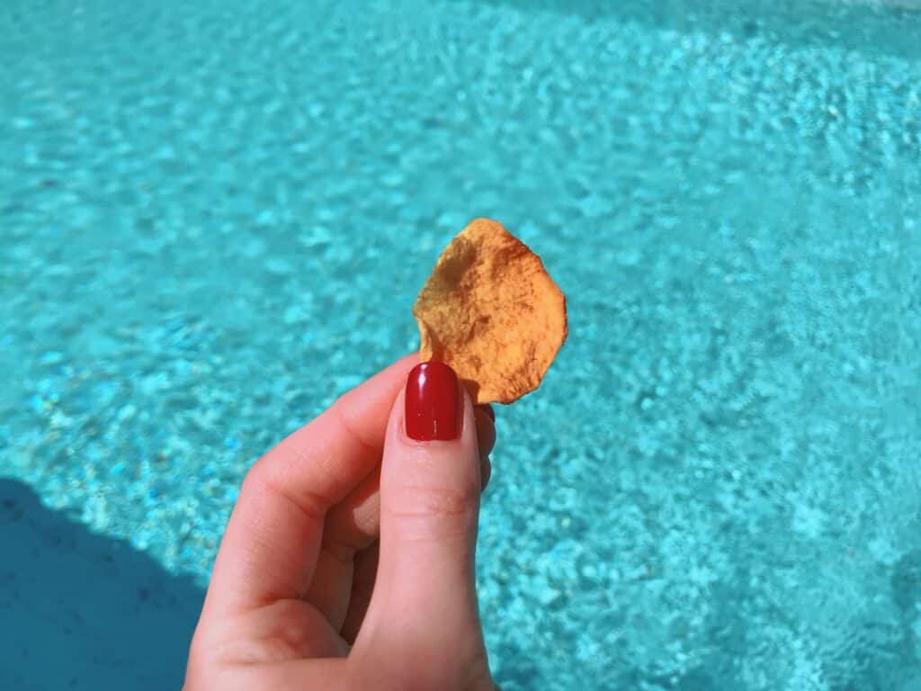 Selbstgemachte Süßkartoffel-Chips in einem Glas abgefüllt 