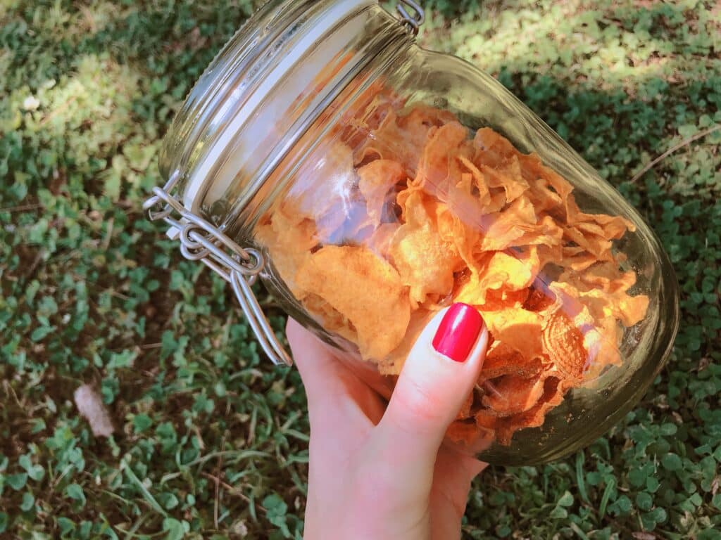 Selbstgemachte Süßkartoffel-Chips in einem Glas abgefüllt 