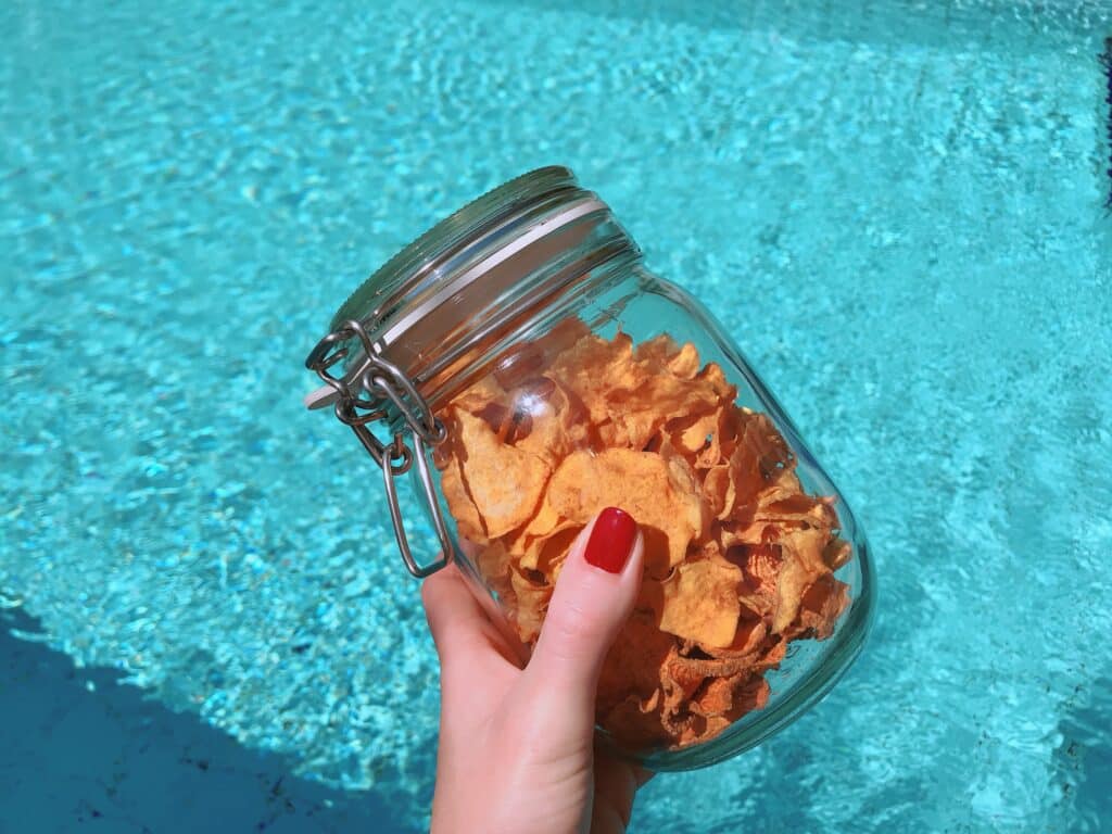 Selbstgemachte Süßkartoffel-Chips in einem Glas abgefüllt 