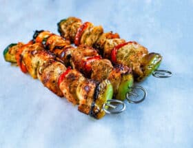 Putenspieße mit Gemüse und Reis