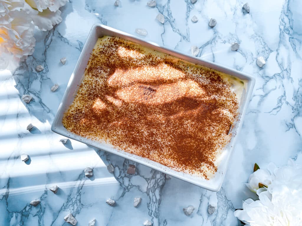 Tiramisu auf einer Marmorplatte serviert 