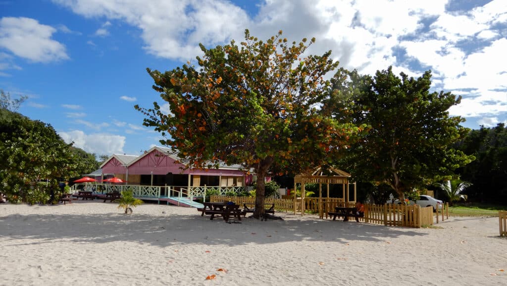 Kleines Restaurant in Antigua in der Karibik  direkt am dem Strand. 