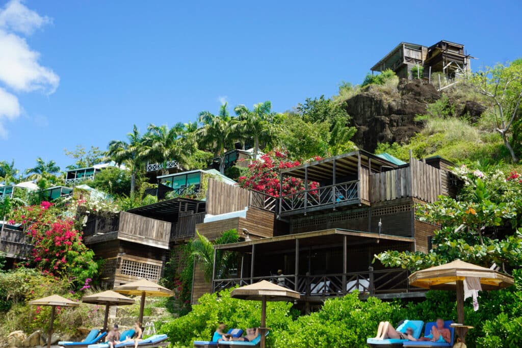 Cocos Hotel in der Karibik mit Holzappartements. 