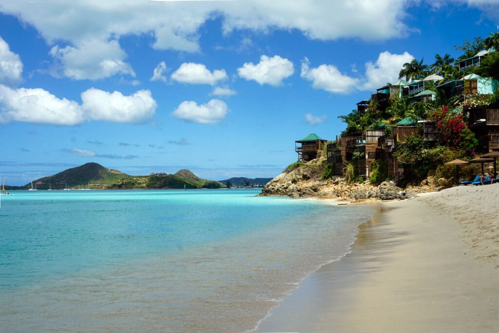 Sandstrand und türkises Meer in der Karibik mit de Cocos Hotel im Hintergrund. 