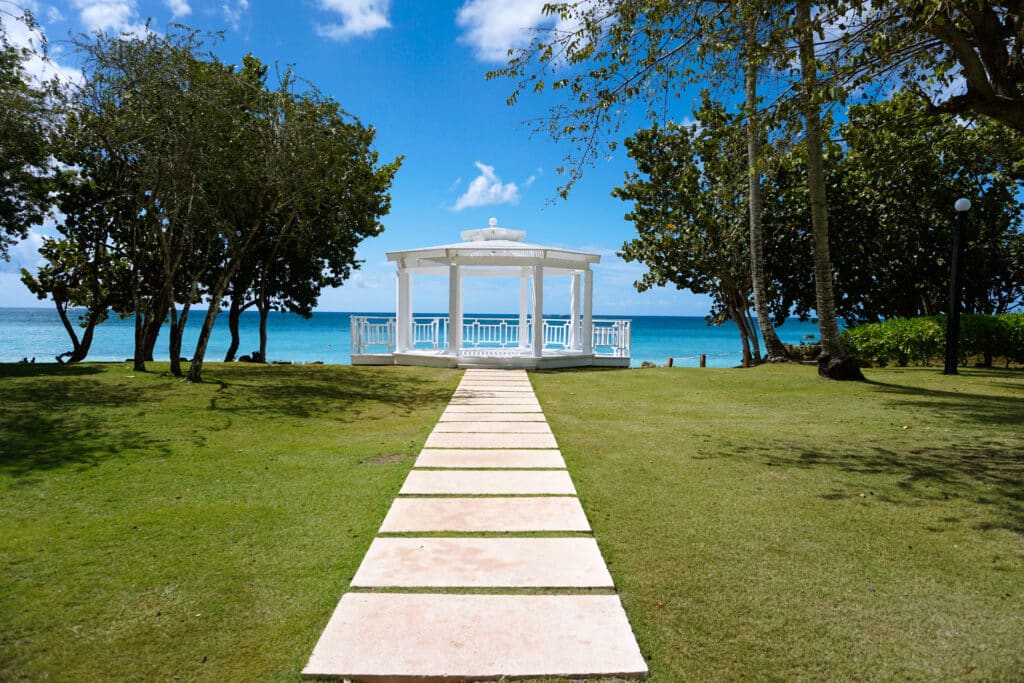 Pavillon in weiß mit der Aussicht direkt auf das Meer in der Dominikanischen Republik. 