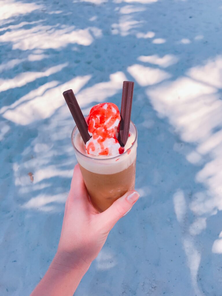 Eiskaffee am Strand. 