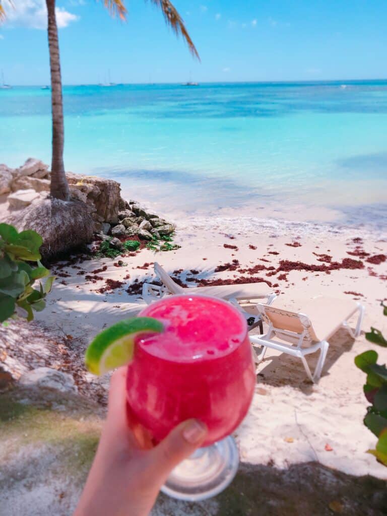 Fruchtsmoothie am Strand. 