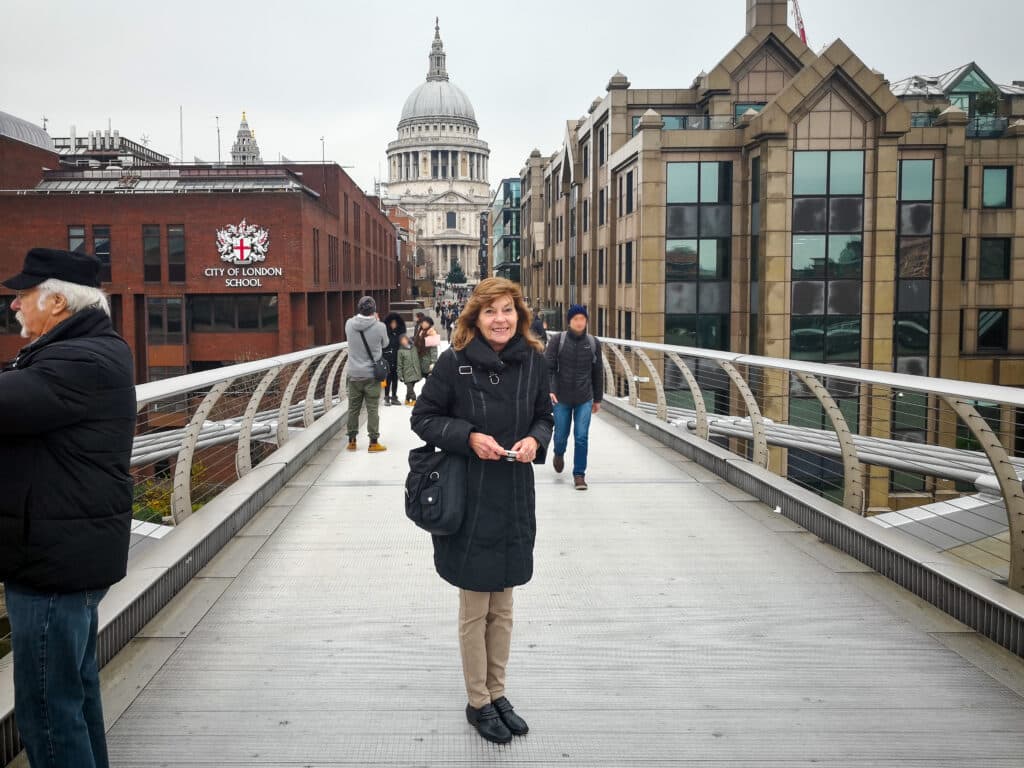 St. Pauls Cathedral von der Milennium Bridge aus gesehen. 