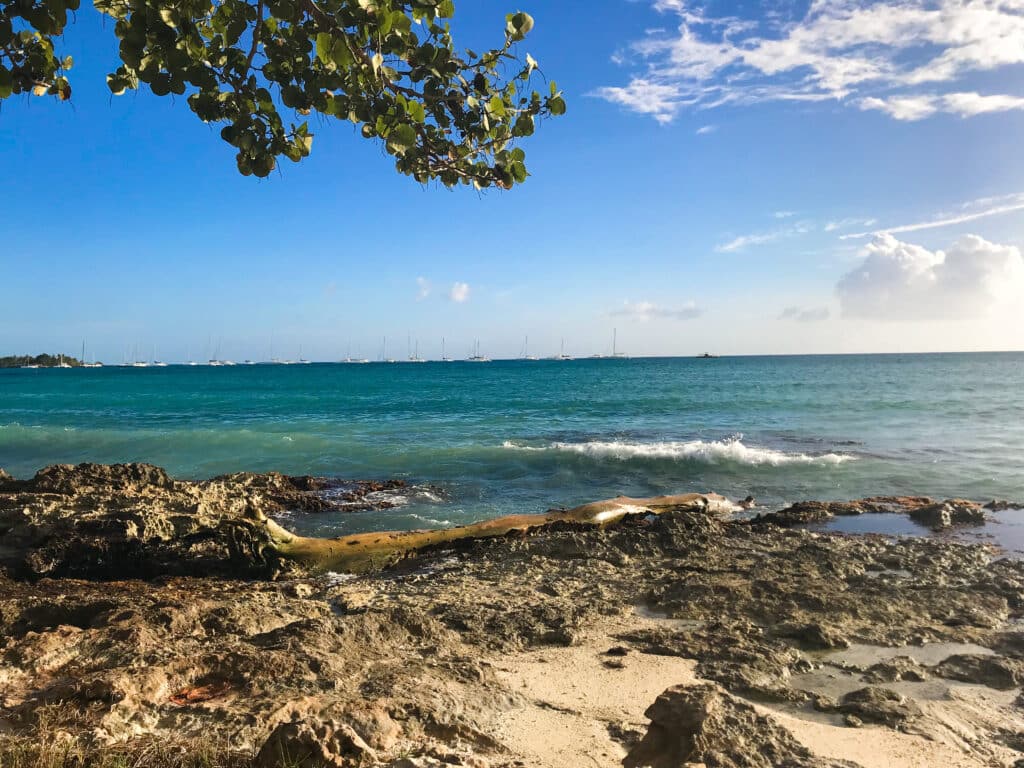 Aussicht auf das türkise Meer umgeben von Felsen an Strand. 