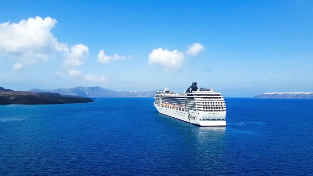 Aussicht vom Balkon eines Kreuzfahrtschiffes auf ein weiteres Schiff. 