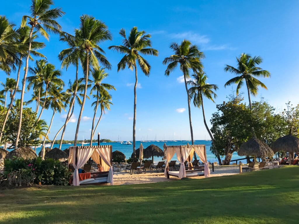 Strand- und Gartenaussicht eines Hotel in der Dominikanischen Republik. 