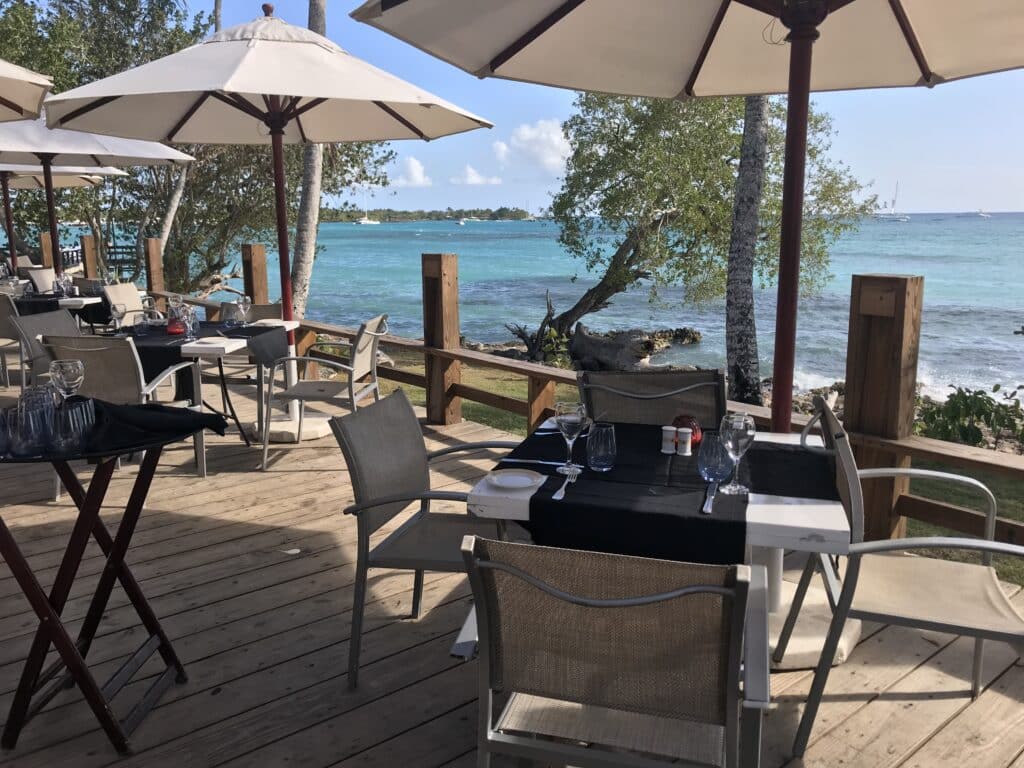 Cafe Lounge eines Hotel in der Dominikanischen Republik mit Aussicht auf das türkise Meer. 
