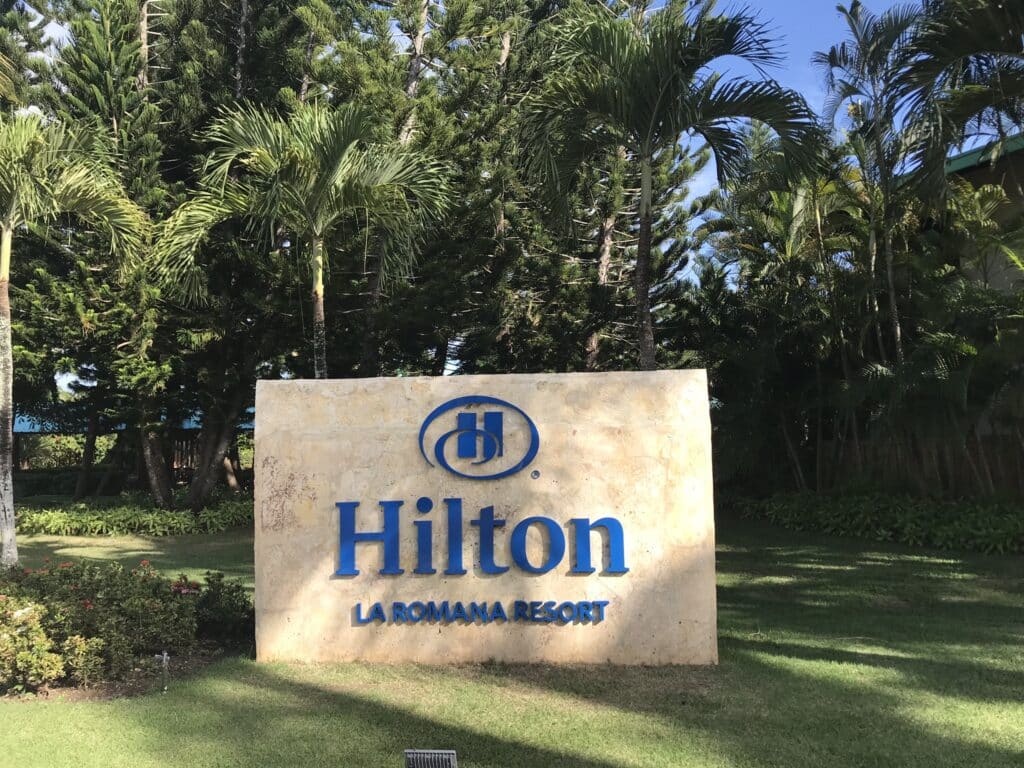 Hilton Hotel Logo auf einem Stein im Garten eines Hotel in der Dominikanischen Republik. 